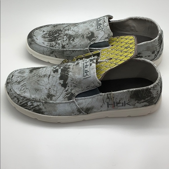 huk boat shoes